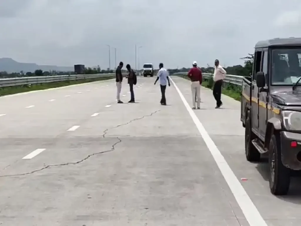 Samruddhi Highway Big Potholes On Samruddhi Mahamarg Shahapur Area 