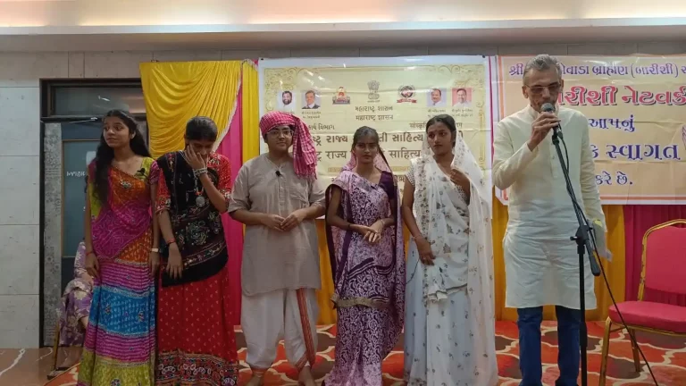 commemoration program organized by Maharashtra State Gujarati Sahitya Akademi on Umashankar Joshi's birth anniversary in Mulund received an overwhelming response.