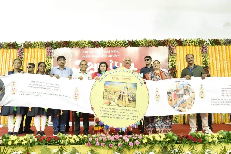 CM Bhupendra Patel celebrated Raksha Bandhan with the sisters of Gujarat, this rakhi made by school girls became the center of attraction. CM Bhupendra Patel celebrated Raksha Bandhan with the sisters of Gujarat, this rakhi made by school girls became the center of attraction.