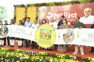 CM Bhupendra Patel celebrated Raksha Bandhan with the sisters of Gujarat, this rakhi made by school girls became the center of attraction.