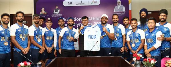 Indian men’s hockey team returned home, Sports Minister Dr. Mansukh Mandaviya honored the team for his brilliant performance..Know Details Indian men's hockey team returned home, Sports Minister Dr. Mansukh Mandaviya honored the team for his brilliant performance..Know Details