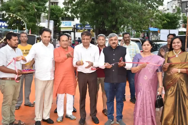MP Mukesh Dalal inaugurating the Hunar of India' exhibition and sale of world famous handlooms and handicrafts at Adajan.