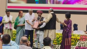 On 10th National Handloom Day, Vice President Jagdeep Dhankhar felicitates 2 Gujarat handloom artisans with Sant Kabir Awards