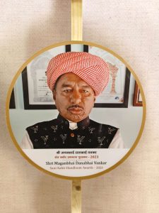 On 10th National Handloom Day, Vice President Jagdeep Dhankhar felicitates 2 Gujarat handloom artisans with Sant Kabir Awards