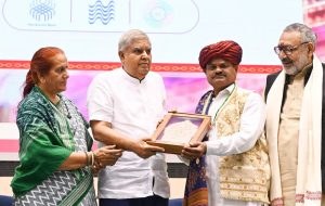 On 10th National Handloom Day, Vice President Jagdeep Dhankhar felicitates 2 Gujarat handloom artisans with Sant Kabir Awards