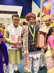 On 10th National Handloom Day, Vice President Jagdeep Dhankhar felicitates 2 Gujarat handloom artisans with Sant Kabir Awards