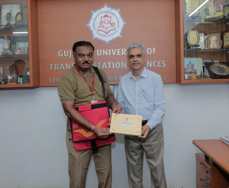 Postman working.. 'At home' reception organized at Rashtrapati Bhavan, Post department delivered the invitation cards of these guests on time to the address..
