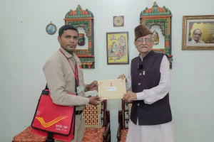 Postman working.. 'At home' reception organized at Rashtrapati Bhavan, Post department delivered the invitation cards of these guests on time to the address..