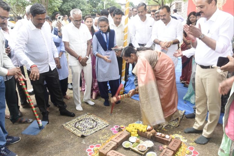 At Talaja taluka of Bhavnagar Nimuben Bambhaniya Government Hon. Dedication of Science School Building At Talaja taluka of Bhavnagar Nimuben Bambhaniya Government Hon. Dedication of Science School Building