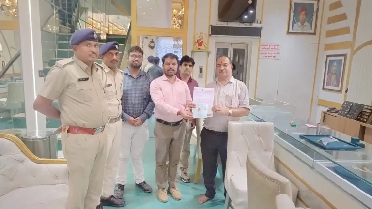 BIS raids Ahmedabad jewelers selling jewelery without hallmarking, so many grams of gold jewelery seized.
