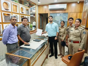 BIS raids Ahmedabad jewelers selling jewelery without hallmarking, so many grams of gold jewelery seized.