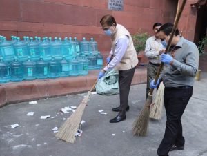 Home Ministry Swachh Bharat Abhiyan, Ministry employees took oath of cleanliness and planted saplings under this campaign.