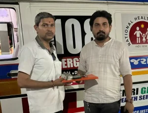 Honesty of Surat 108 emergency service personnel, Rs 1.10 lakh cash and mobiles handed over to injured biker's family