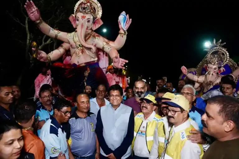 In North Mumbai, Union Minister Piyush Goyal attended all the public Ganapati cremation ceremonies