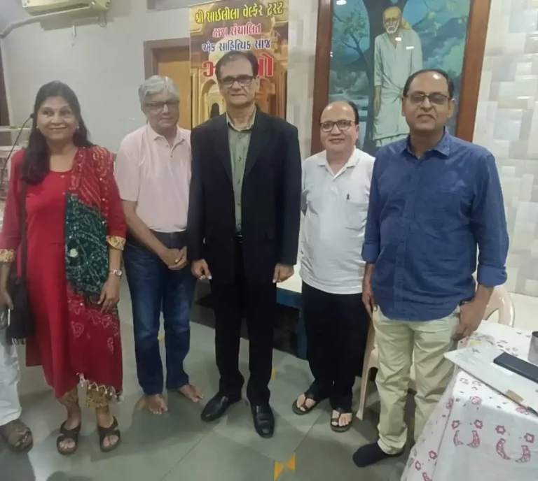Poet Vinod Joshi's poetry mesmerized the audience at the Zarukho program in Borivali, the poet also presented some of his compositions.