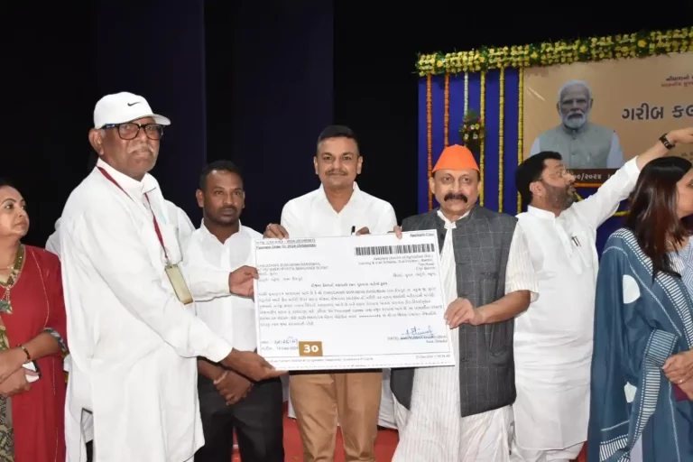 Surat district level Garib Kalyan Mela held in Bardoli, this beneficiary benefited from Agriculture Department's smart phone scheme.