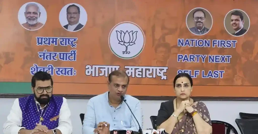 BJP is organizing a grand Marathi Dandiya in Mumbai, person who performs well in Marathi dress will get this prize.