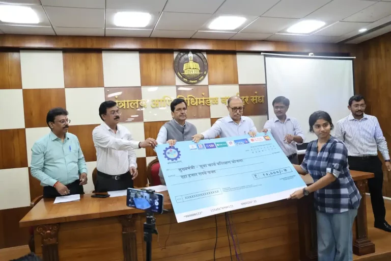 Distribution of first monthly education stipend to thousands of trainees under CMYKPY scheme in Maharashtra