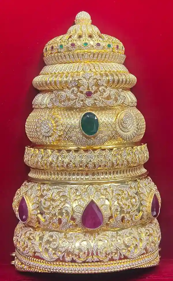  Maharashtra gifted a diamond-studded crown to the temple of goddess Kanaka Durga, in Vijayawada.