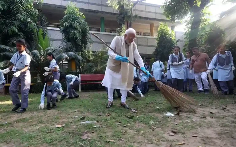 PM Narendra Modi took part in the cleanliness campaign on the occasion of Gandhi Jayanti, urged the citizens. PM Narendra Modi took part in the cleanliness campaign on the occasion of Gandhi Jayanti, urged the citizens.