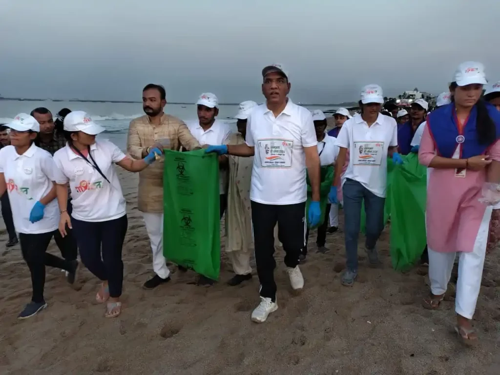 Porbandar, My Bharat volunteers cleaned the beach under this campaign, Mansukh Mandaviya joined campaign