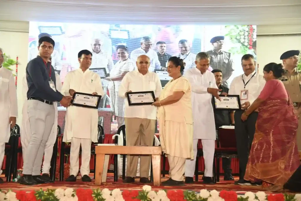 Union Minister Dr. Mansukh Mandaviya honors cleaning workers under Swachhata Hi Seva in Porbandar
