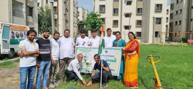 this environment lover Virag Madhumalati from Mumbai walked 364 kilometers and planted trees in Surat, see photos.