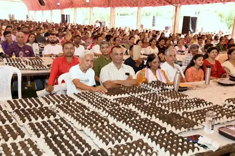 5,000 people made 2.50 lakh seedballs in just 60 minutes took a unique initiative in the field of environment in gujarat 5,000 people made 2.50 lakh seedballs in just 60 minutes took a unique initiative in the field of environment in gujarat