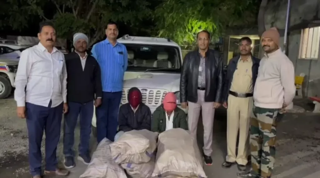 12 lakhs in cash seized after chasing the vehicle of Sandalwood Smugglers, two people detained in Latur
