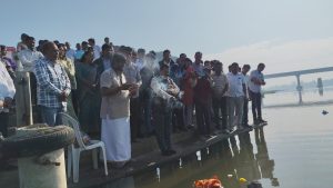 Fish seed accumulation at Mandvi's Tapi River front, fishermen will get livelihood...