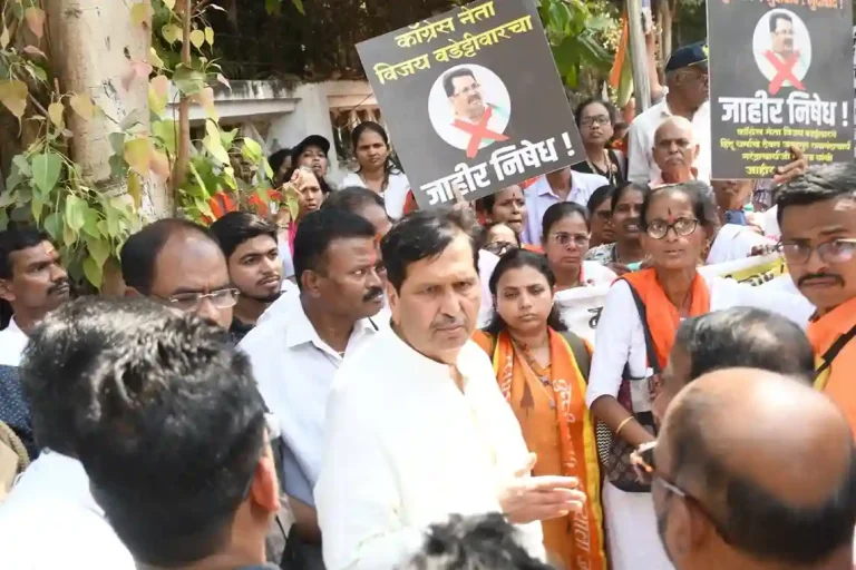 Jagadguru Narendracharya Maharaj Followers of Jagadguru Narendracharya Maharaj protest against Congress leader Vijay Wadettiwar’s alleged derogatory remarks  Jagadguru Narendracharya Maharaj Followers of Jagadguru Narendracharya Maharaj protest against Congress leader Vijay Wadettiwar's alleged derogatory remarks