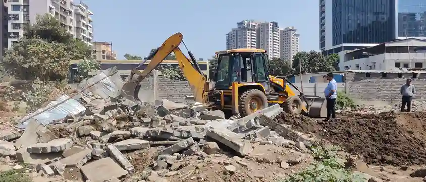 Mega Demolition Mega demolition in Pal area of ​​Adajan, illegal encroachment on so many sq.m. government land removed