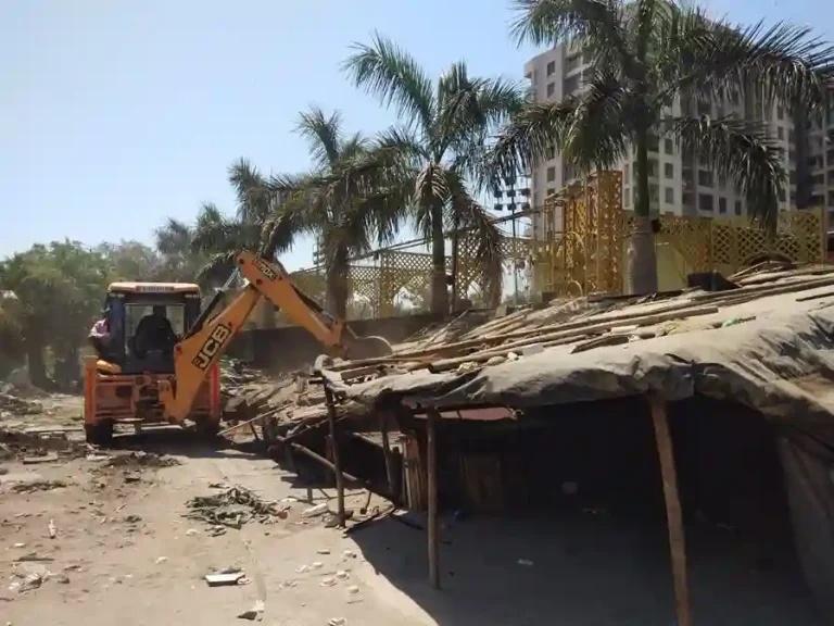 Gujarat Mega Demolition Gujarat Mega Demolition: Mega demolition by the District Collectorate in the Palanpur area of Adajan