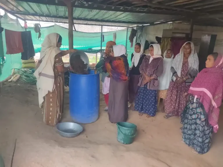 Saras Mela 2025 Anjanaben is earning an annual income of Rs. 9.50 lakhs by doing natural farming and animal husbandry. (7) Saras Mela 2025 Anjanaben is earning an annual income of Rs. 9.50 lakhs by doing natural farming and animal husbandry.