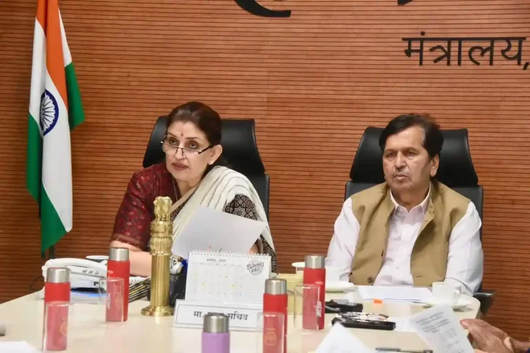 Hirak Mahotsav During the celebration of Pandit Deendayal Hirak Mahotsav, educational and service activities based on the concept of Adarsh Gaon will be held across Maharashtra.