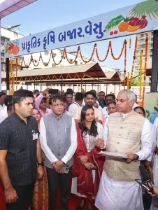 Natural Krishi Bazaar Governor Acharya Devvratji inaugurated the Natural Krishi Bazaar at Vesu