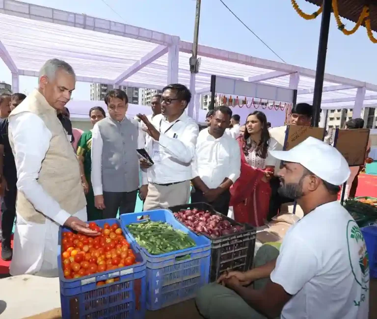 Natural Krishi Bazaar Governor Acharya Devvratji inaugurated the Natural Krishi Bazaar at Vesu