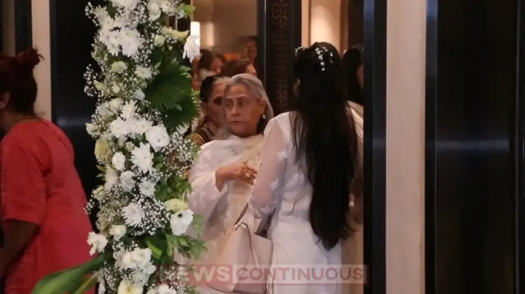 jaya bachchan got angry at a fan at manoj kumars prayer meet