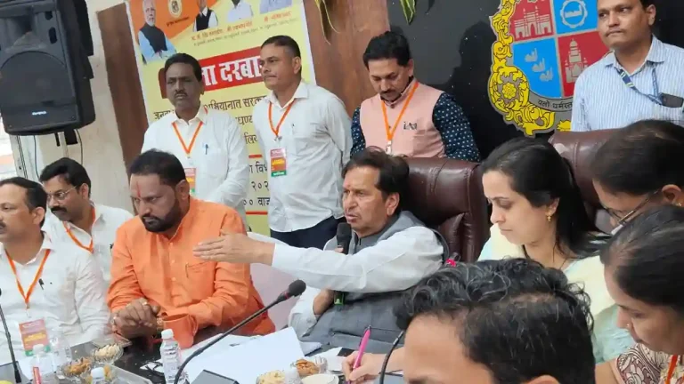 Mumbai News 'Raja Chhatrapati Problem Solving Camp' successfully organized in Worli under the initiative of Minister Lodha