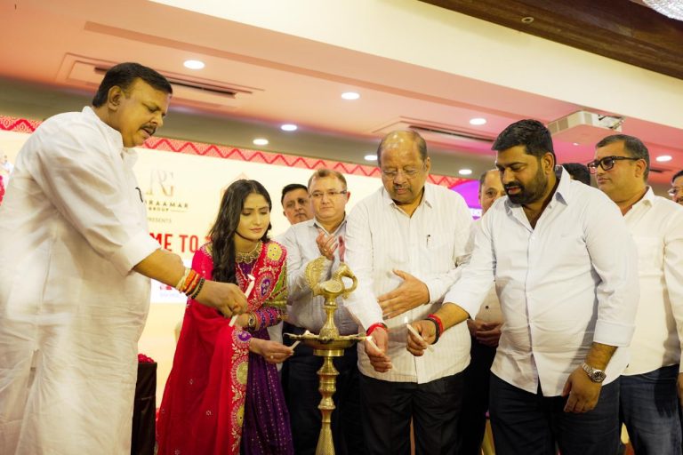 Singer Geeta Rabari, former MP Gopal Shetty, MLA Sanjay Upadhyay, organizer Santosh Singh