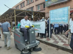 Ahmedabad Division of Western Railway Conducts Shramdaan under Swachhata Hi Seva 2025
