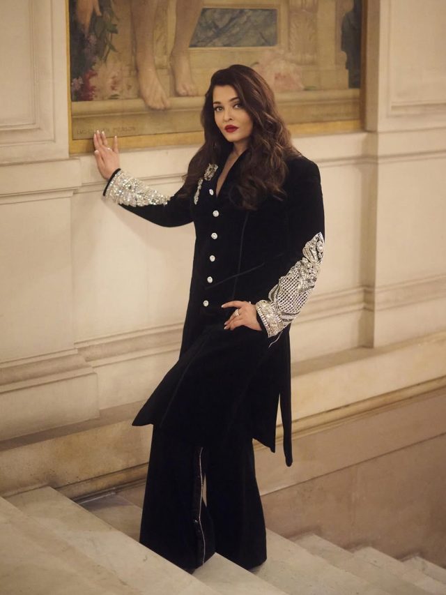 હીરા જડિત ડ્રેસમાં રાણી જેવી દેખાતી હતી ઐશ્વર્યા રાય બચ્ચન, પેરિસ ફેશન વીક માં રેમ્પ પર લગાવી હતી આગ