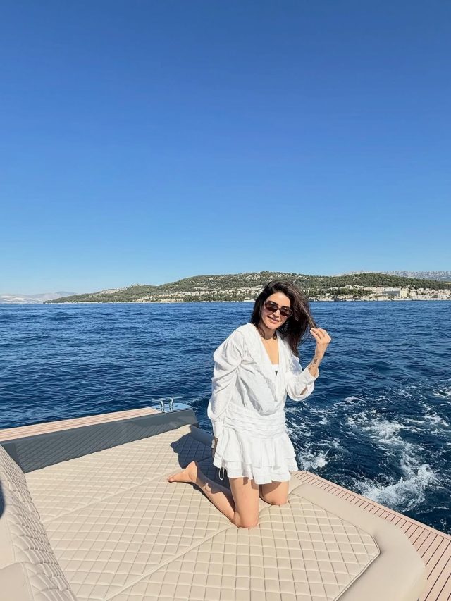 સમુદ્રના મોજા વચ્ચે કરિશ્મા તન્ના એ કરાવ્યું ફોટોશૂટ, અભિનેત્રી એ શેર કરી તેની તસવીરો