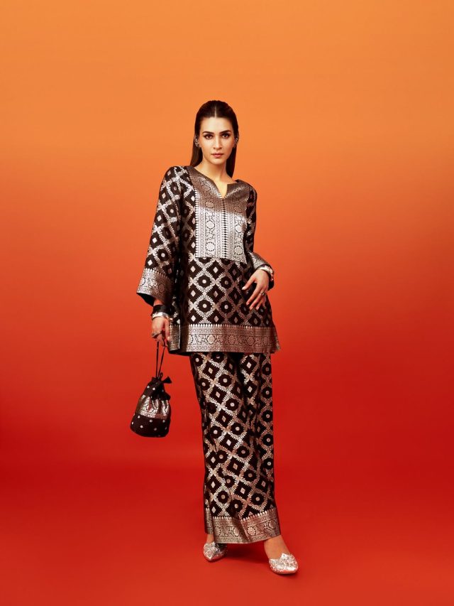 બ્લેક બનારસી કુર્તા સેટમાં કૃત્તિ સેનનનો ક્લાસી લુક, વાયરલ ફોટોઝમાં દેખાયો દેશી સ્વેગ