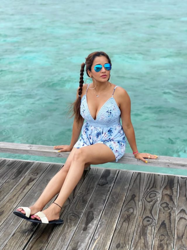 મોનાલિસા નો બોલ્ડ લુક, બ્લૂ શોર્ટ ડ્રેસમાં સમુદ્ર કિનારે આપ્યા કિલર પોઝ