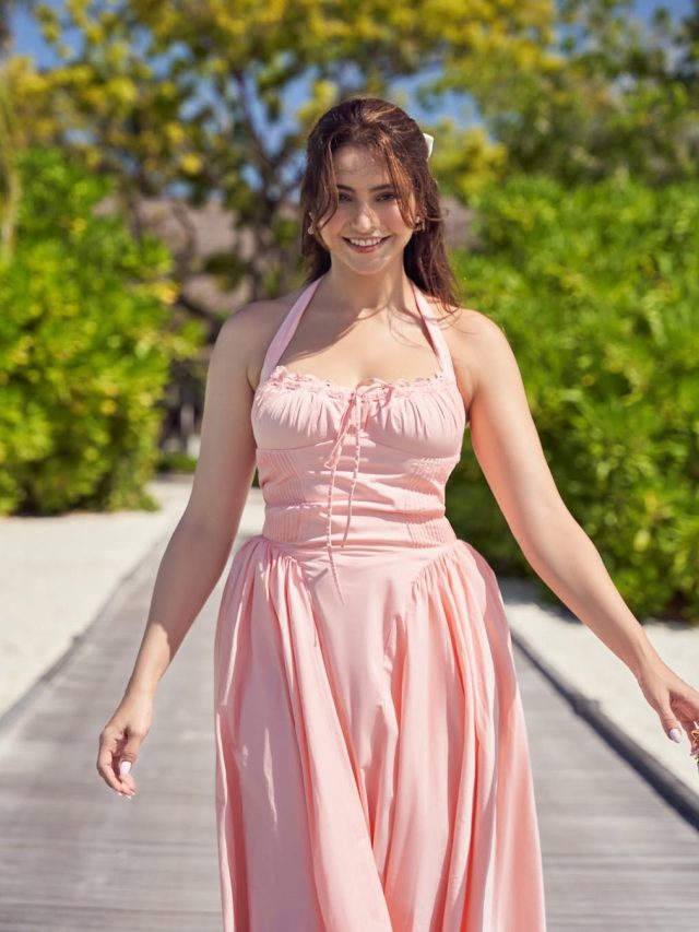 પીચ ડ્રેસ માં આમના શરીફ નો જોવા મળ્યો ગ્લેમરસ અવતાર, અભિનેત્રી ની તસવીરો થઇ વાયરલ