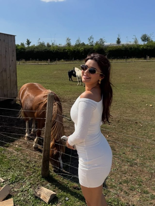 સફેદ શોર્ટ ડ્રેસ માં જોવા મળ્યો અવનિત કૌર નો ગ્લેમરસ અવતાર, અભિનેત્રી ની તસવીરો થઇ વાયરલ