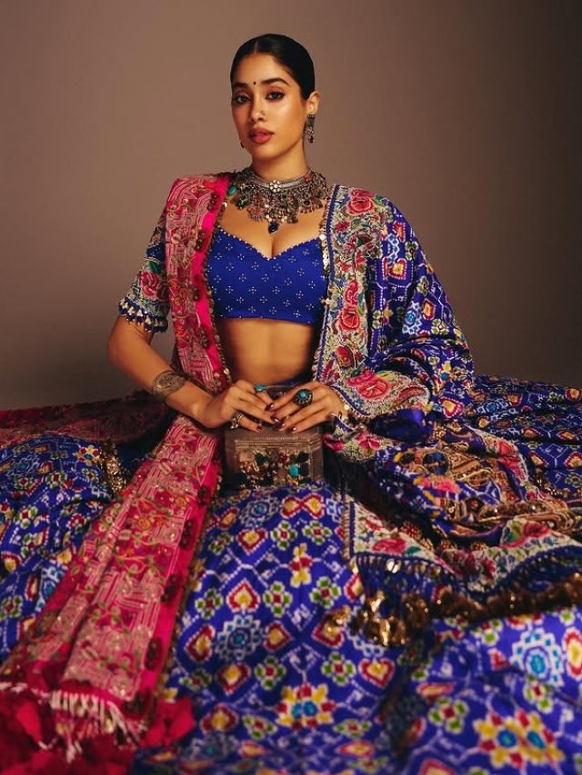 બ્લુ લહેંગા માં ખુબ જ સુંદર જોવા મળી જાહ્નવી કપૂર, અભિનેત્રી એ શેર કરી તસવીરો