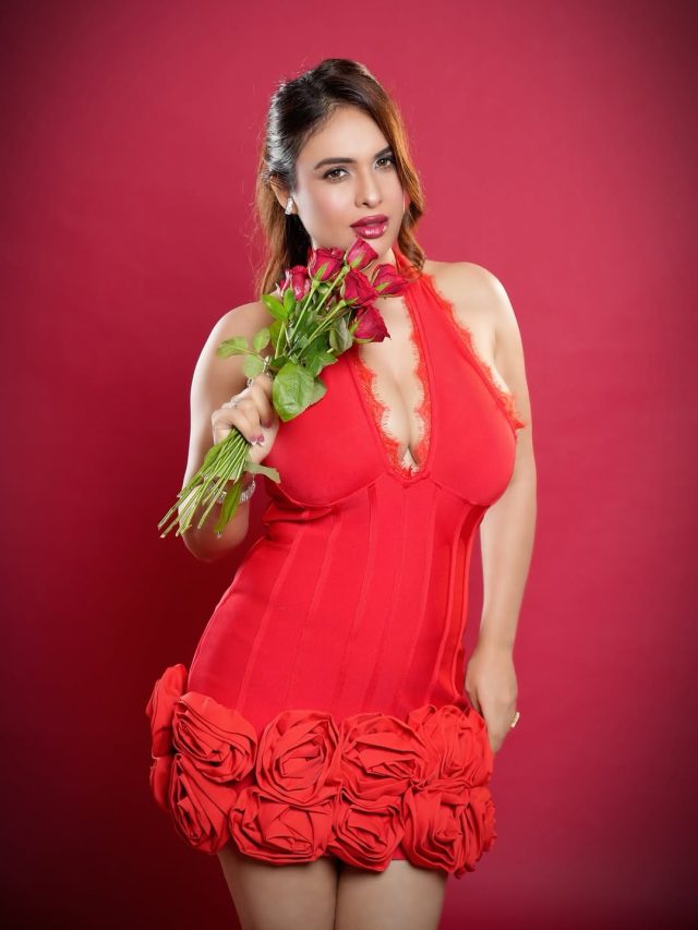 નેહા મલિક એ વધાર્યું ઈન્ટરનેટ નું તાપમાન, રેડ શોર્ટ ડ્રેસ માં શેર કરી તસવીરો