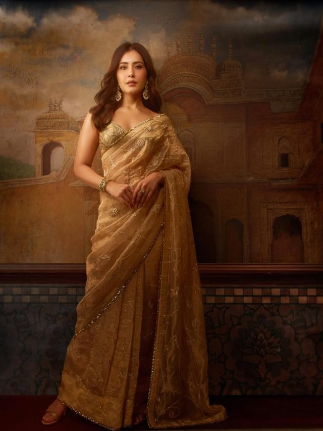 ગોલ્ડન સાડી માં જોવા મળ્યો રાશિ ખન્ના નો ગ્લેમરસ અવતાર, અભિનેત્રી એ શેર કરી તસવીરો